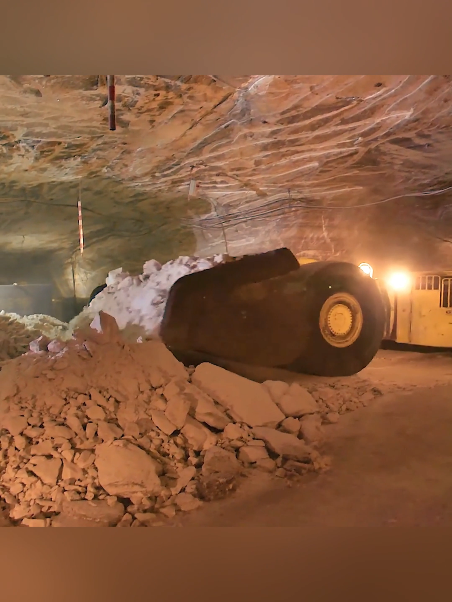 Escavadeira Subterrânea: Extração de Minerais em Ambientes Extremos ⛏️ #escavadeira #maquinas #maquinaspesadas #mineração #minerio #tecnologia