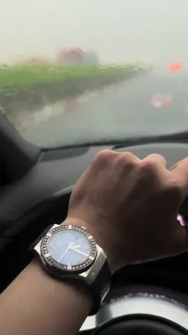 Tôi xin kể cho cả nhà câu chuyện của chính mình ngày hôm qua,lo sợ mẹ già ở quê một mình với bão nguy hiểm.Lê tôi đã lấy xe phi về quê xem mẹ tôi ra sao,biết là hành đồng nguy hiểm nhưng vì trên đời này tôi còn mẹ là người thương cao quý nhất.Nguy hiểm gian nan trên đường vì bão tôi cũng về quê xem mẹ ra sao,sáng nay xong suôi lại ngược về hà nội lo cv luôn.@Hoàng Trung_06299 @hoangtrung06299_ 