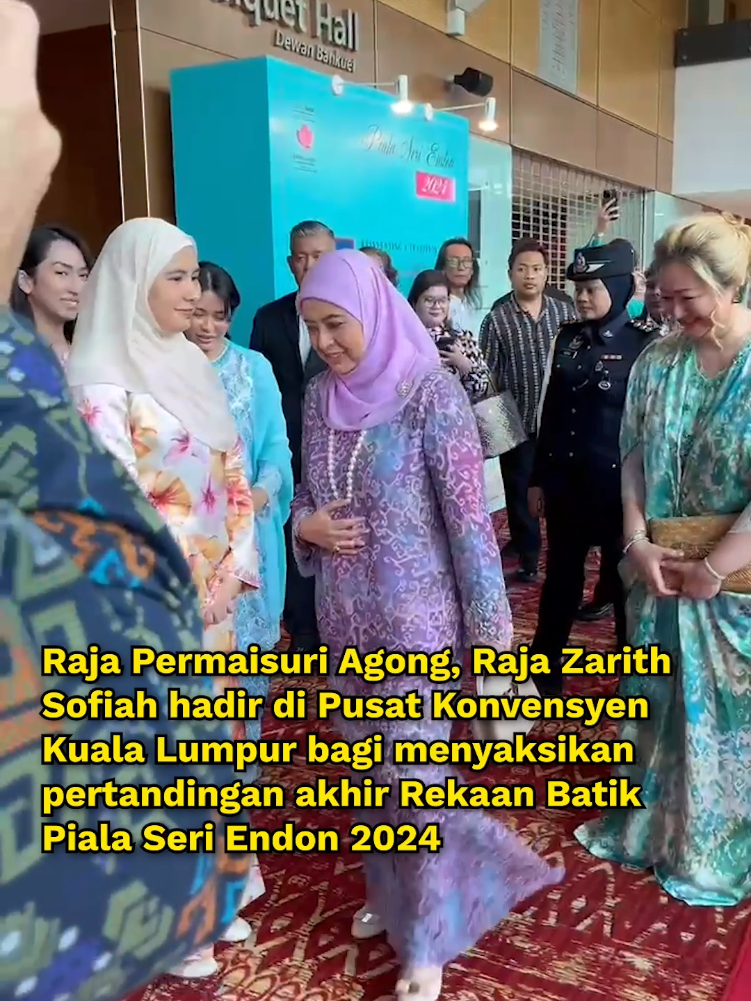 Raja Permaisuri Agong, Raja Zarith Sofiah hadir di Pusat Konvensyen Kuala Lumpur bagi menyaksikan pertandingan akhir Rekaan Batik Piala Seri Endon 2024. 📹 Muiz Aziz #rajapermaisuriagong #rajaZarithsofiah #rekaanbatikpialaseriendon2024 #batik #pusatkonvensyenkualalumpur #kualalumpur #beritatiktok #beritaterkini #newsattiktok #trendingnewsmalaysia #batikmalaysia