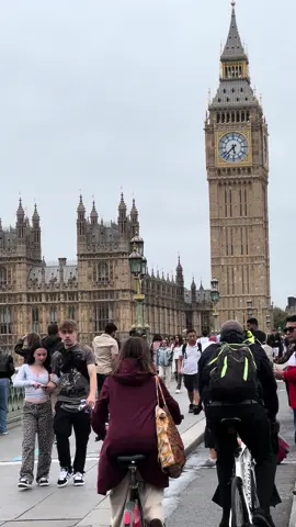 Who wants to meet me in London ? Are you coming ? #tiktok #foryou 