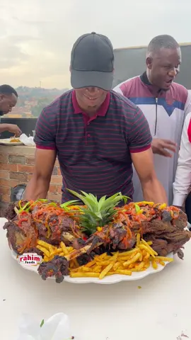 How heavy is this whole Goat platter?😋 #RahimFoods #rahimfoodsrecipes #bestrestaurant #ugandatiktok #Uganda🇺🇬 #eastafrica #AfricanFood #Lusaniya #wholeGoat #plattergoals 