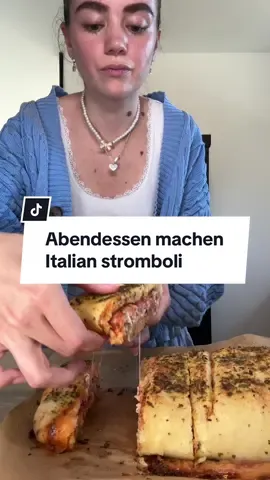 Italian stromboli 😍 #dinner #DinnerIdeas #abendessen #italianfood #stromboli #pizzarolls #schnellesabendessen #schnellesrezept #tiktokcooking #cooking #melsdinner 
