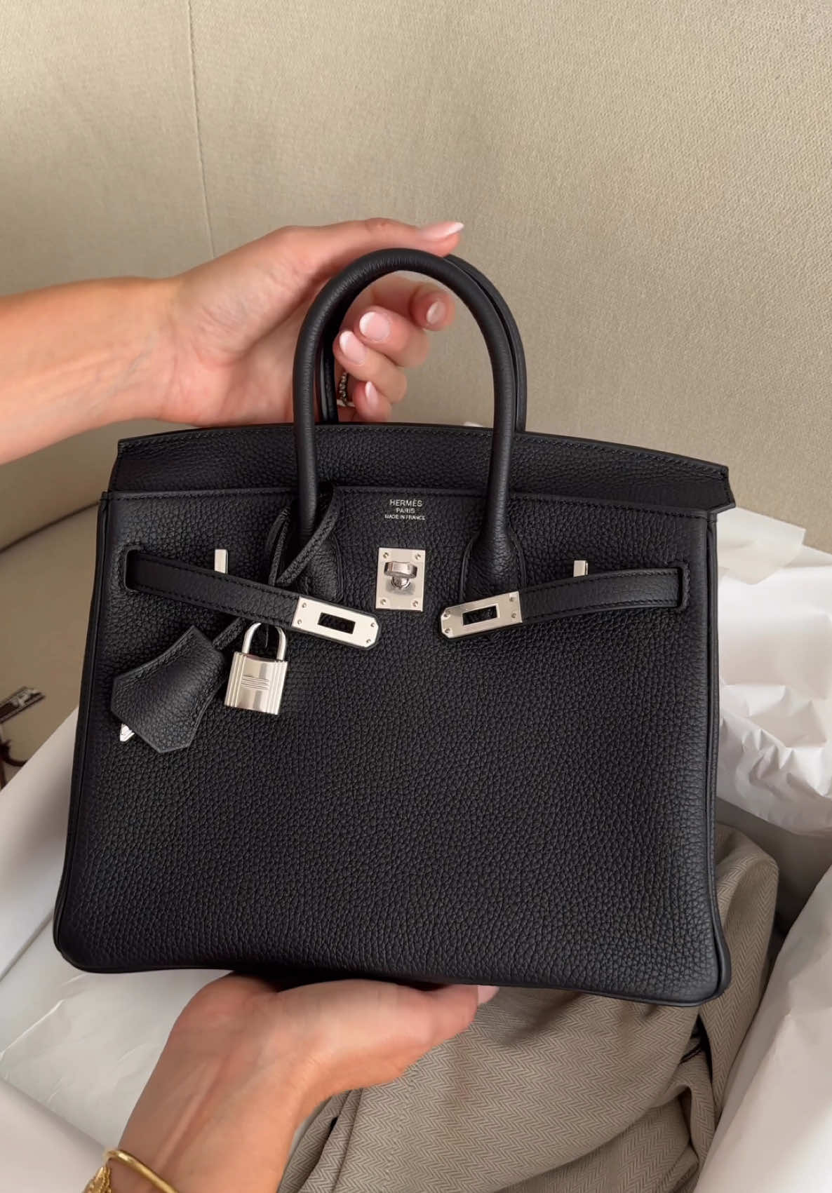 Baby you took your time! This Birkin 25 black togo bag has been on my wish list for years and I fonally got it 🖤. #birkin #birkin25 #hermes #hermesunboxing #handbagunboxing 