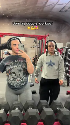 Couples that workout together > 👩‍❤️‍👩💕 #wlw #gymmotivation #coupleswhoworktogether #gymrat #lgbtq 