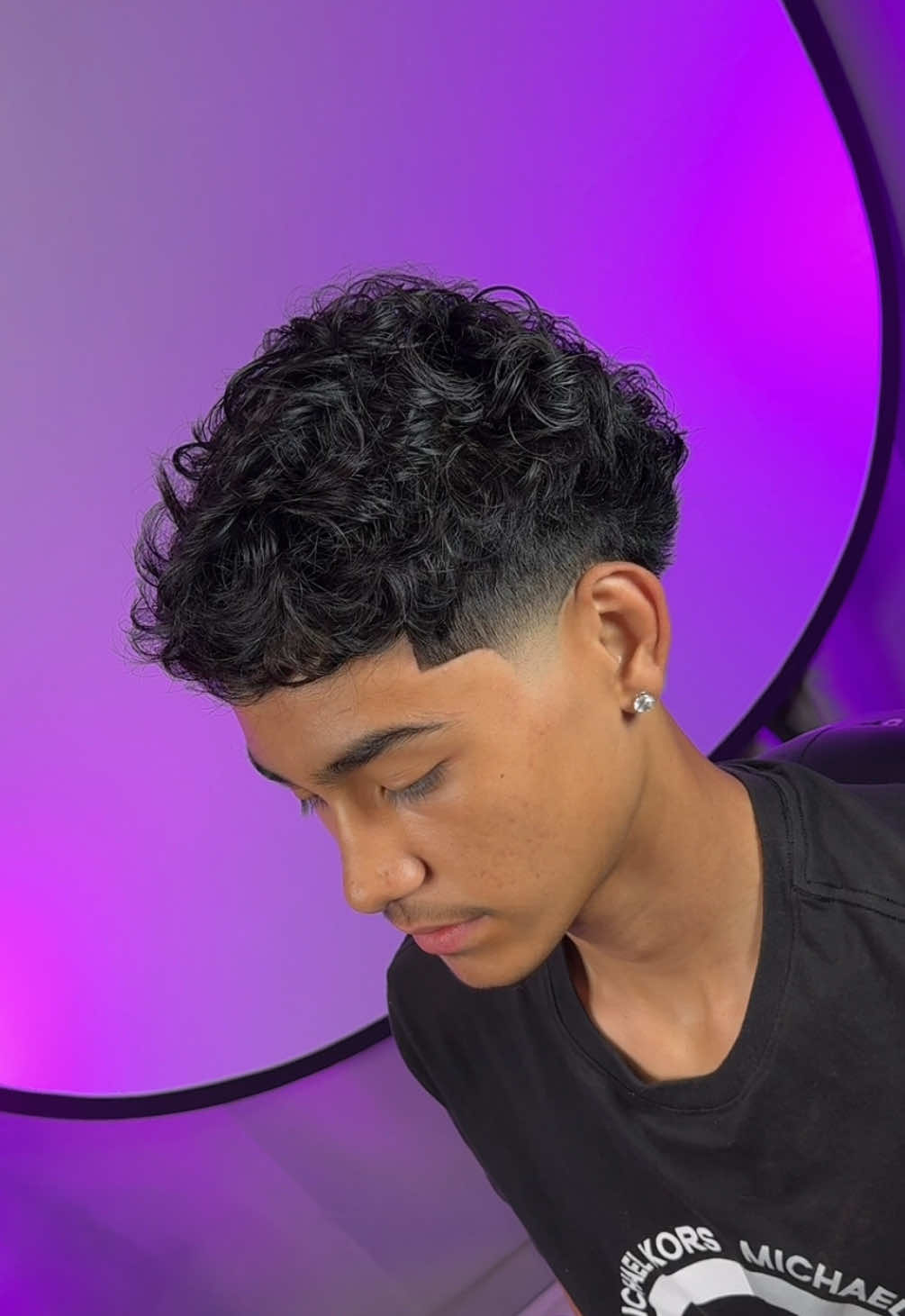 Mid taper with a blowout in the back, my client came in asking for an edgar/ textured fringe for his wavy hair type. El paso Texas tap the link in my bio to get cripsy .#barber #elpaso #wavyhair 