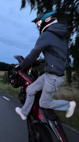 Meet me halfway? #skoovby #supermoto #crf450 #stunt #trend 