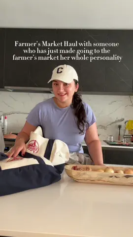 I’m ready for my Nancy Meyer’s movie role now! 🥕🍅🥬🧄 #farmersmarket #farmersmarkethaul #sftok #sftoker #romanticizeyourlife #softlife #nancymeyersaesthetic 