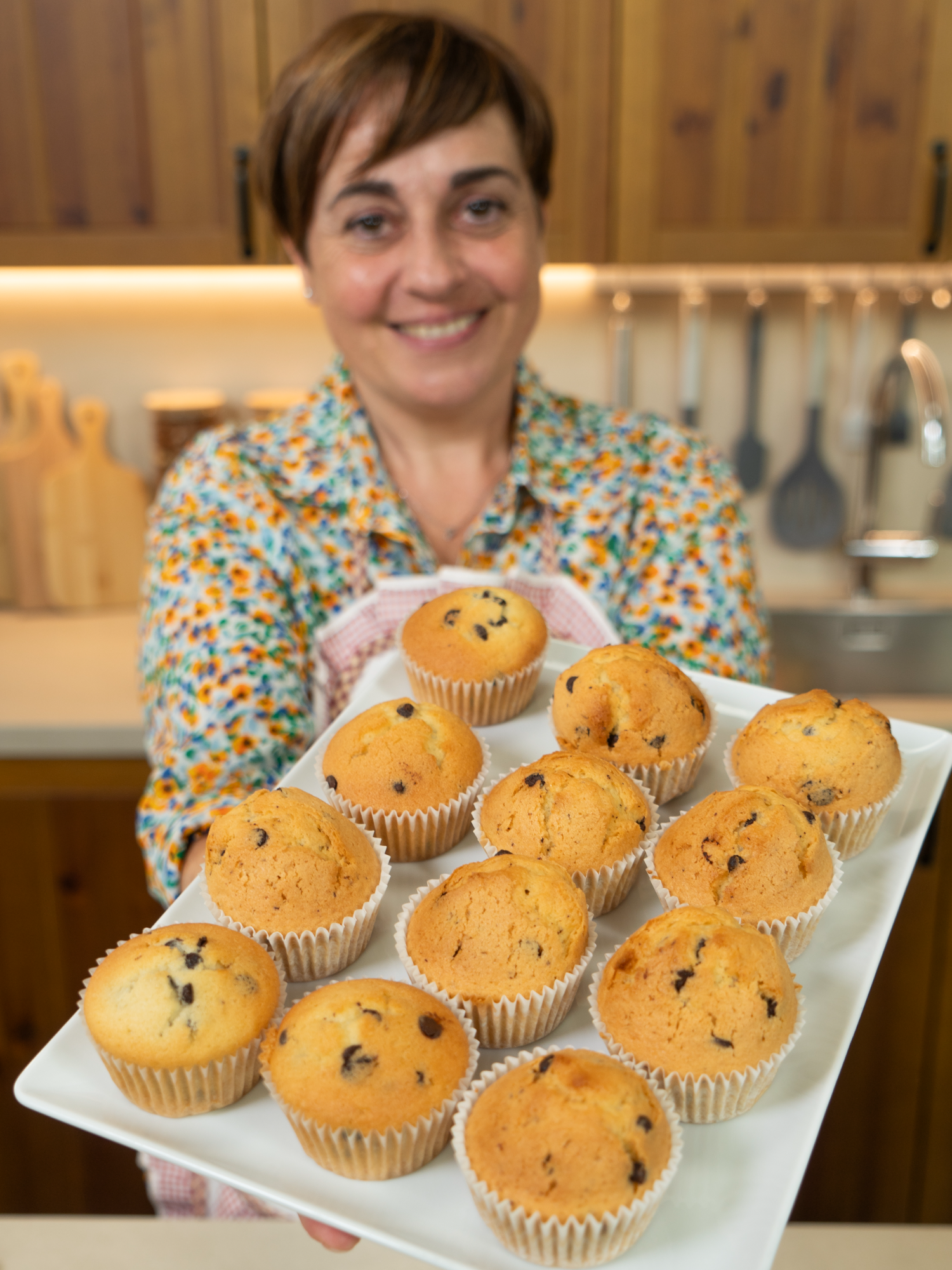 MUFFIN CON GOCCE DI CIOCCOLATO  Facili e veloci, ma soprattutto vi svelerò il mio trucco, salva dolce, per non far affondare le gocce di cioccolato nell’impasto. INGREDIENTI 3 uova 150g zucchero 1 bustina vanillina 120g olio di semi 120ml acqua 270g farina 16g lievito per dolci 100g gocce di cioccolato PROCEDIMENTO Rompiamo le uova in una ciotola, aggiungiamo lo zucchero, la vanillina e sbattiamo con le fruste elettriche. Quando avremo un composto chiaro e gonfio, versiamo l’olio di semi e mescoliamo. Uniamo l’acqua e mescoliamo ancora. A questo punto incorporiamo la farina un po’ alla volta, sempre mescolando. Aggiungiamo il lievito e amalgamiamolo all’impasto. In ultimo, mettiamo le gocce di cioccolato e diamo un’ultima mescolata con una spatola per distribuirle. Suddividiamo l’impasto nei pirottini già inseriti nello stampo per muffin, riempiendo ciascuno per circa 3/4 per evitare che i muffin debordino in cottura. Cuociamo in forno ventilato a 170 °C per circa 20 minuti, oppure in forno statico per lo stesso tempo a 180 °C. Una volta sfornati, lasciamo leggermente intiepidire e poi gustiamo i nostri muffin con gocce di cioccolato in tutta la loro golosità! #muffin #muffins #muffinscongoccedicioccolato #recipe #ricettafacile #benedettarossi #fattoincasadabenedetta #cucinaitaliana