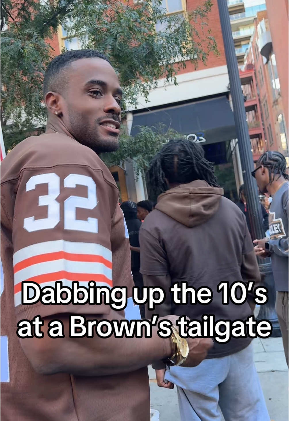 What yall think? 🤣🤣🤣 #dabbingupthe10s #fyp #viral @BIGINDO 