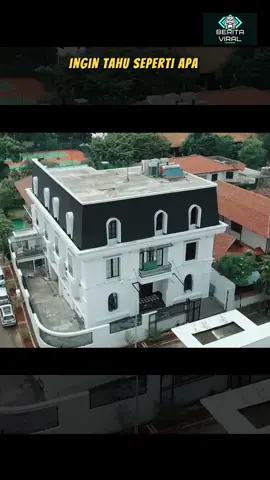 Ingin tahu seperti apa rumah mewah Eko Patrio? Yuk, kita intip bersama! Rumah empat lantai ini benar-benar memukau dengan fasilitas yang tidak biasa. Bayangkan saja, ada ruang karaoke yang nyaman, membuat Eko dan keluarga bisa bersenang-senang kapan saja. Tidak hanya itu, hobi mewah Eko juga terpenuhi dengan adanya ruang khusus untuk koleksi Lego-nya yang sangat mengagumkan. Tidak ketinggalan, ada kolam renang di balkon yang menjadi tempat favorit Eko untuk bersantai sambil menikmati pemandangan. Dan yang paling menarik, rumah ini dilengkapi dengan lift yang memudahkan akses ke setiap lantai. Sungguh sebuah hunian yang menggabungkan kemewahan dan kenyamanan.