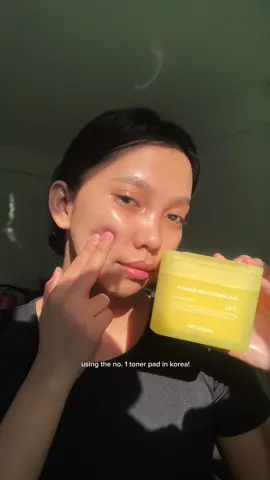 Vitamin C is my go-to skincare active for brightening my complexion, fading dark spots, and reducing hyperpigmentation. Thankfully, I discovered @Mediheal Us brightening line, and it’s been a game changer for my skin—now it’s radiant with a healthy glow! ✨ The Mediheal Vitamide Brightening Pad makes my skin look incredibly glowy and healthy. 🌟 The toner pads are soft, stretchy, and fit perfectly on any face shape. Plus, they’re packed with sea buckthorn, which has more vitamin C than an orange—a powerful ingredient that targets dark spots and hyperpigmentation! Try it now and see the wonders it can give to your skin! 💛 #mediheal #medihealvitamidebrighteningpad #medihealtonerpad #vitaglow #squarepad #glassskin #koreanskincare #kbeautytrend #viralkbeauty #glowyskin #koreanskin #glowyskingoals #kbeautyskincare #medihealtonerpad 
