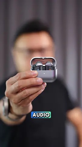 Saya suka sama produk terbaru ini! Samsung Galaxy Buds 3 Pro. Earbuds premium dengan desain elegan, kualitas suara jernih, dan Active Noise Cancelling yang powerful. Bisa nikmat dengerin musik tanpa gangguan, fitur 360 Audio yang imersif, dan baterai tahan lama.  Cocok untuk gaya hidup aktif dan dinamis! Kalian pernah coba earbuds flagship lain? Coba kira-kira siapa lawan sepadan Galaxy Buds 3 Pro ini? #galaxybuds3pro  @Samsung Indonesia 