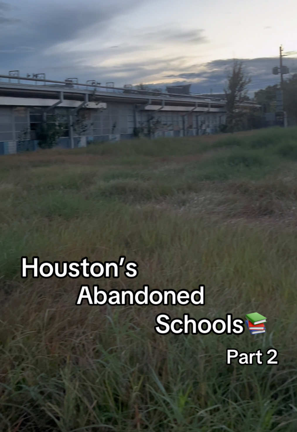 This Elementary school🏫was closed in 2011 due to the Houston School Board shutting it down along with three other schools to save money. Families were devastated as it had been an integral part of the community as it served students for close to 60 years. It was closed due to low enrollment which made the small school too costly to maintain. Today the school still sits abandoned and in pretty rough shape as it had has been heavily vandalized. #houston #urbex #abandoned #urbanexploring #explore 