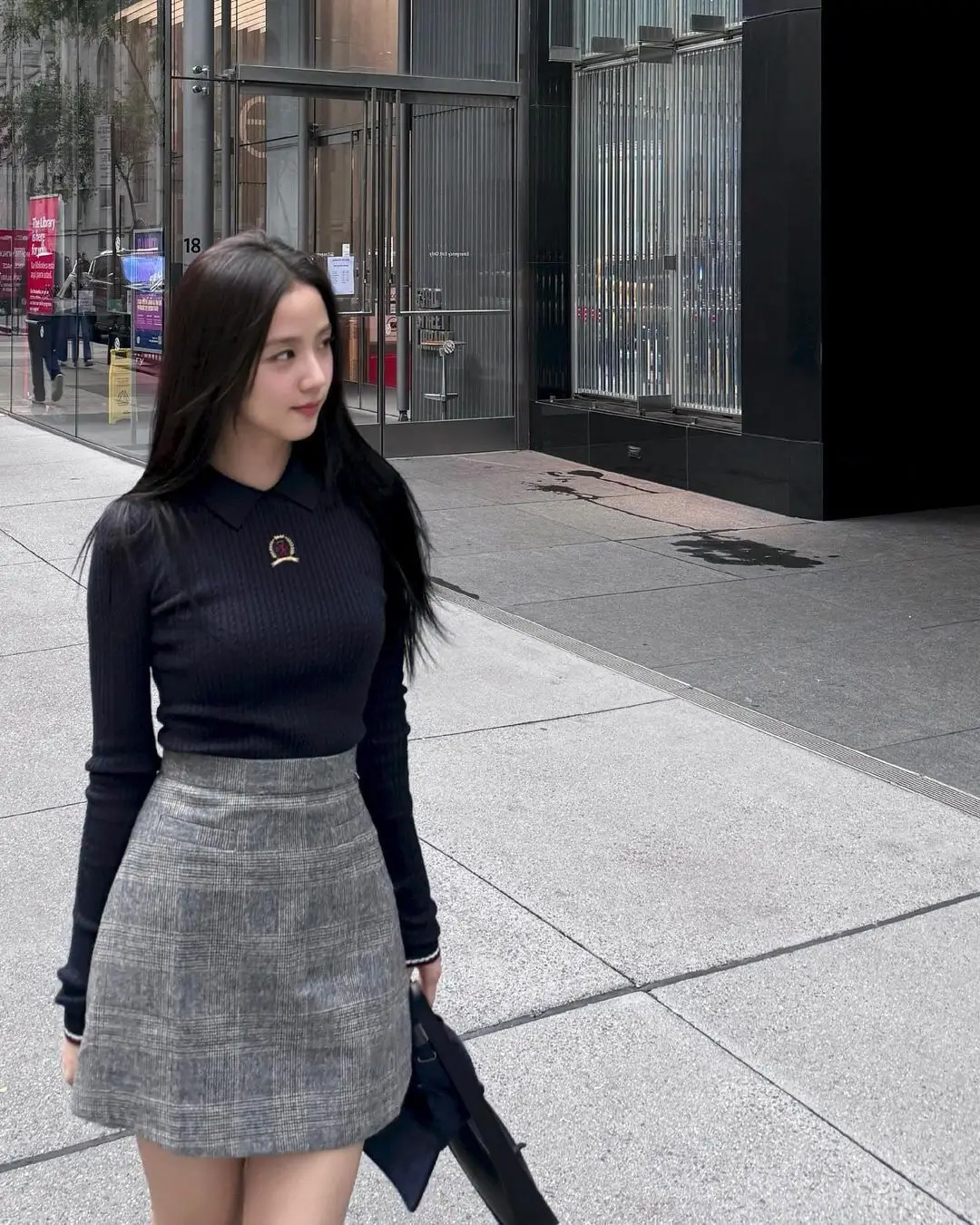 Walking around New York city with @Tommy Hilfiger #JISOO 