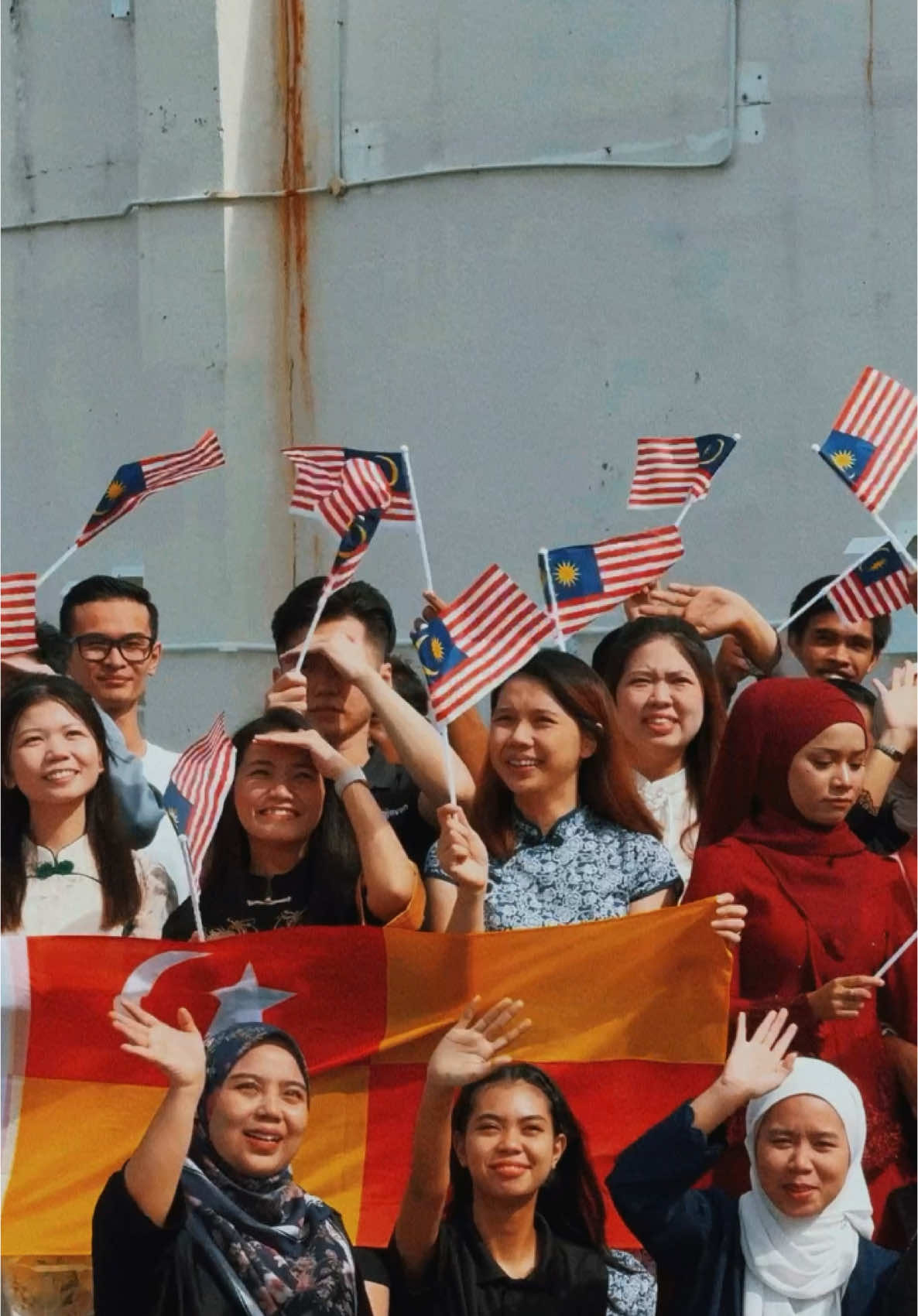 And now, here’s the behind-the-scenes video! 🎥  Throwback to last week’s lively Merdeka celebration! Our Ninja Van team shone in beautiful traditional attire while proudly waving the Malaysian flag. The atmosphere was filled with excitement as we celebrated the rich heritage and diversity that make Malaysia so special.  A big thank you to everyone who helped make it a success! Here’s to the unity and pride that bring us all together. 🎉🇲🇾 #NinjaVan #NinjaVanMalaysia #NinjaVanMerdeka #Merdeka2024 #UnityInDiversity #ProudlyMalaysian #Merdeka