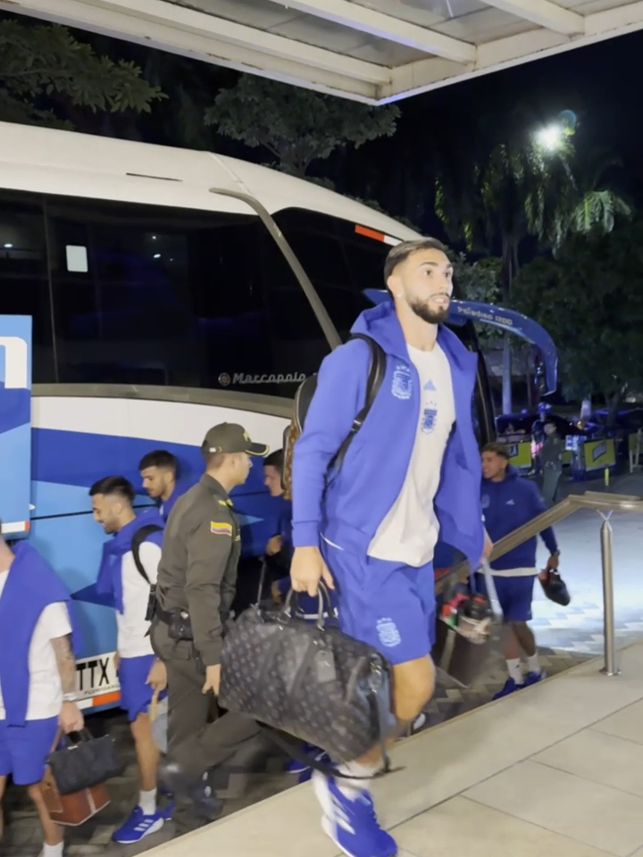 Así fue la llegada de la Selección Argentina al hotel en Barranquilla. 🇦🇷 El conjunto de Scaloni enfrentará este martes a Colombia por la fecha 8 de las #EliminatoriasEnDSPORTS. #tiktokdeportes