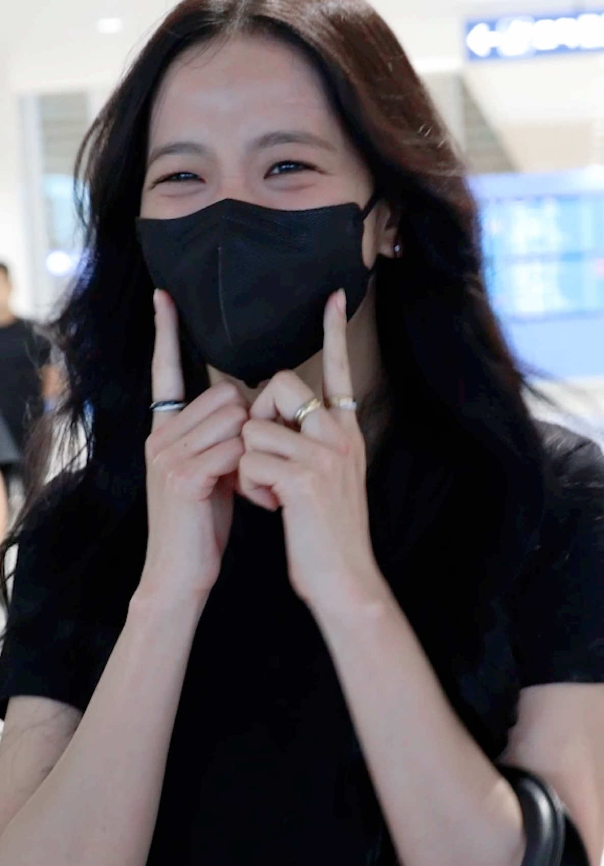 How do I look? #블랙핑크 #blackpink #jisoo 🏃🏼‍♀️Let's go to Los Angeles D'FESTA! 🎟️ #dfesta_la #thesource #buenapark #losangeles #dfesta #dispatch #dipe #kpop 