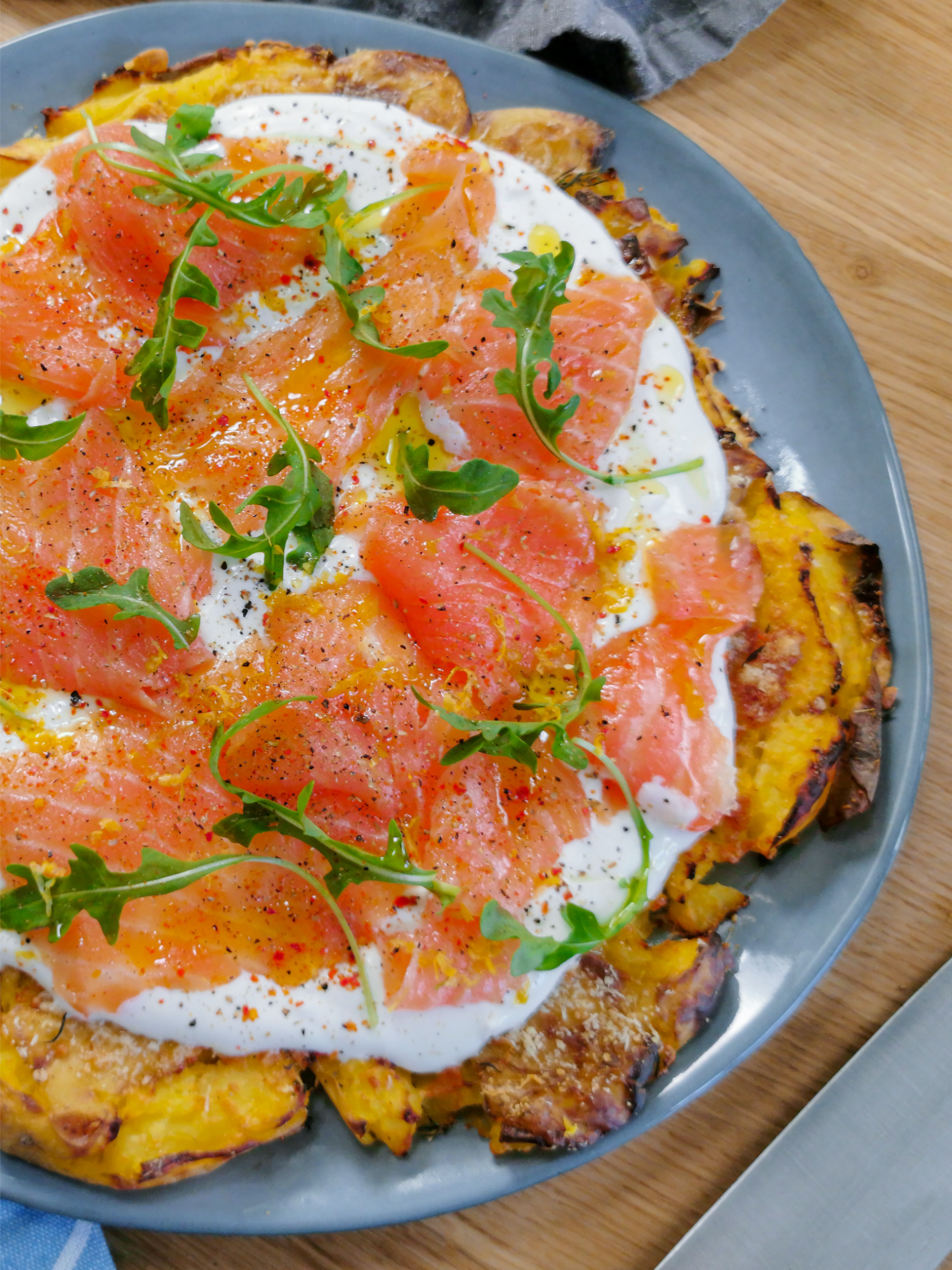 RECETTE TARTE SMASHED POTATOES AU SAUMON 😋 Pour 4 personnes Ingrédients : - 200 g de pommes de terre grenaille cuites - 30 g de parmesan - 1 branche de thym - 150 g de yaourt grec - 1 gousse d'ail - 1 citron - 4 tranches de saumon fumé - 1 poignée de roquette - 1 pincée de poivre - 1 filet d'huile d'olive CUISSON : 30 minutes à 180°C 🔥 #smashedpotatoes #tarte #saumon #recettefacileetrapide #tiktokfood