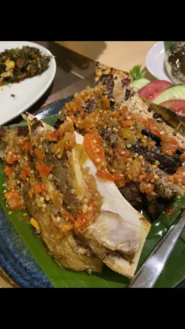 Semua balik lagi ya ke seleraa … Kutetap lebih suka taste masakan warlok kampung ku..lidah manado ku si pedas gurih berempah✌🏻✨ Boleh di coba Rahangtuna bakar rica nya, aku lebih suka dabu iris nya dibanding bumbu ricanya. #manadopunya#rahangtunabakarmanado#rahangtunabakarrica#masakanmanado#manadotaste#seafood#restoranmanado#wokumanado#ikanwoku#lalampa