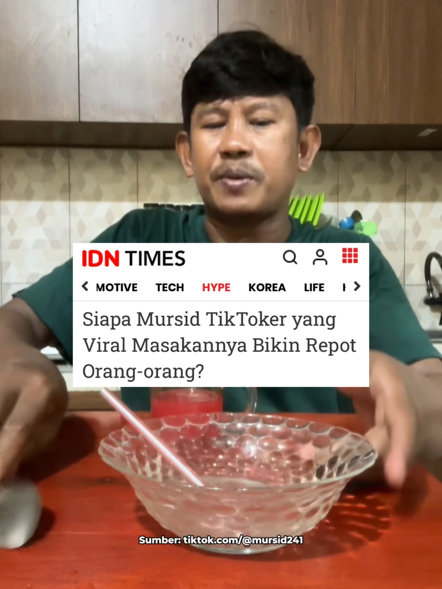 Nama Mursid (@mursid241) kini sedang ramai dicari netizen di TikTok. Belakangan ia semakin terkenal karena kerap membuat konten memasak makanan viral buatan influencer lain, tetapi hasilnya sering gagal. Kontennya ini pun membuat netizen ikut gemas menantikan masakan Mursid yang berhasil. Sebelumnya sudah pernah viral karena crepes, siapa, sih sebenarnya Mursid itu? #mursid #idntaiment #tiktoktainment