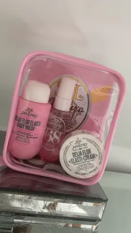 #soldejaniero                                      Travel set/Gift set #smellsdevineeee                          90mls perfume mist 50mls body cream 90mle body wash       Absolutely love this scent 👌