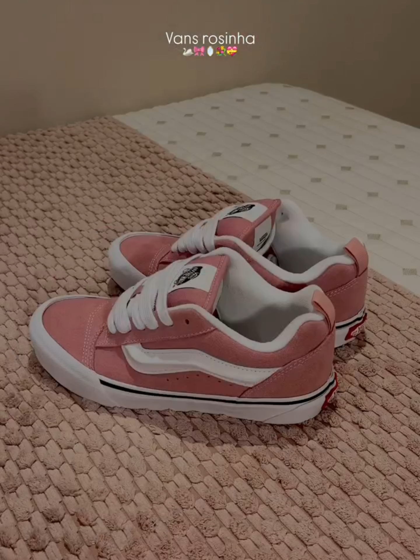 Venha conferir de perto o New baby💖 da @analuisarabello  Tenho certeza que você também vai se apaixonar 💕✨ Tênis Vans KNU Skool Rosa Compre pelo link do site Procure por:  VN000CS0C3S Use cupom TIKTOK10 e 10%Off na compra do site. *Cupom não válido par VERT e VEJA #KnuSkool #vansknuschool #vansoriginal #vansrosa #vansbr #cupomvansbrasil