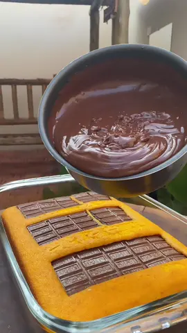 INGREDIENTES AQUI ⤵️ Bolo de Cenoura bem Chocolatudo 🧡 Calda de Chocolate ▪️2 latas de leite condensado ▪️4 caixinhas de creme de leite ▪️250g de chocolate de boa qualidade ▪️60g de chocolate em pó 1. Misture todos os ingredientes antes de levar ao fogo. 2. Mexa no fogo até ferver, reduzir e até que você sinta que ele começou a ficar pesado. Quanto mais tempo no fogo, mais consistente vai ficar; quanto menos tempo, mais fluida a calda vai ficar.  3. Após desligar o fogo, mexa bem até o ar quente sair. Deixe esfriar e mexa novamente para a calda ficar bem lisinha. Rende calda para 2 bolos. 〰️Bolo de Cenoura〰️ ▪️270g de cenoura ▪️4 ovos ▪️1 e 1/2 xícara de açúcar ▪️1 xícara de óleo ▪️2 xícaras de farinha de trigo ▪️1 colher de sopa de fermento em pó 1. Pique a cenoura em rodelas e bata no liquidificador com os ovos, o açúcar e o óleo. 2. Acrescente a farinha de trigo e bata novamente. Por último, adicione o fermento e misture. 3. Despeje a massa em uma forma untada. (Aqui, usei papel toalha para facilitar na hora de desenformar). 4. Leve ao forno preaquecido a 180°C por 40 minutos, ou até que, ao espetar um palito no centro, ele saia limpo. 〰️Recheio (opcional) ▪️3 barras de chocolate de 80g Despeje metade da massa na forma, coloque as barras de chocolate e cubra com o restante da massa. Leve ao forno para assar. Sirva com café ☕️  #bolodecenoura #chocolate #brigadeiro #caldadechocolate #recheio #receitas 