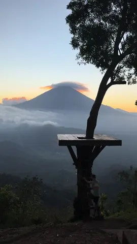 Le volcan à Amed à Bali 🌋🌸 🤠🌍🌅 #travel #dream #bali #vibe #sunset 