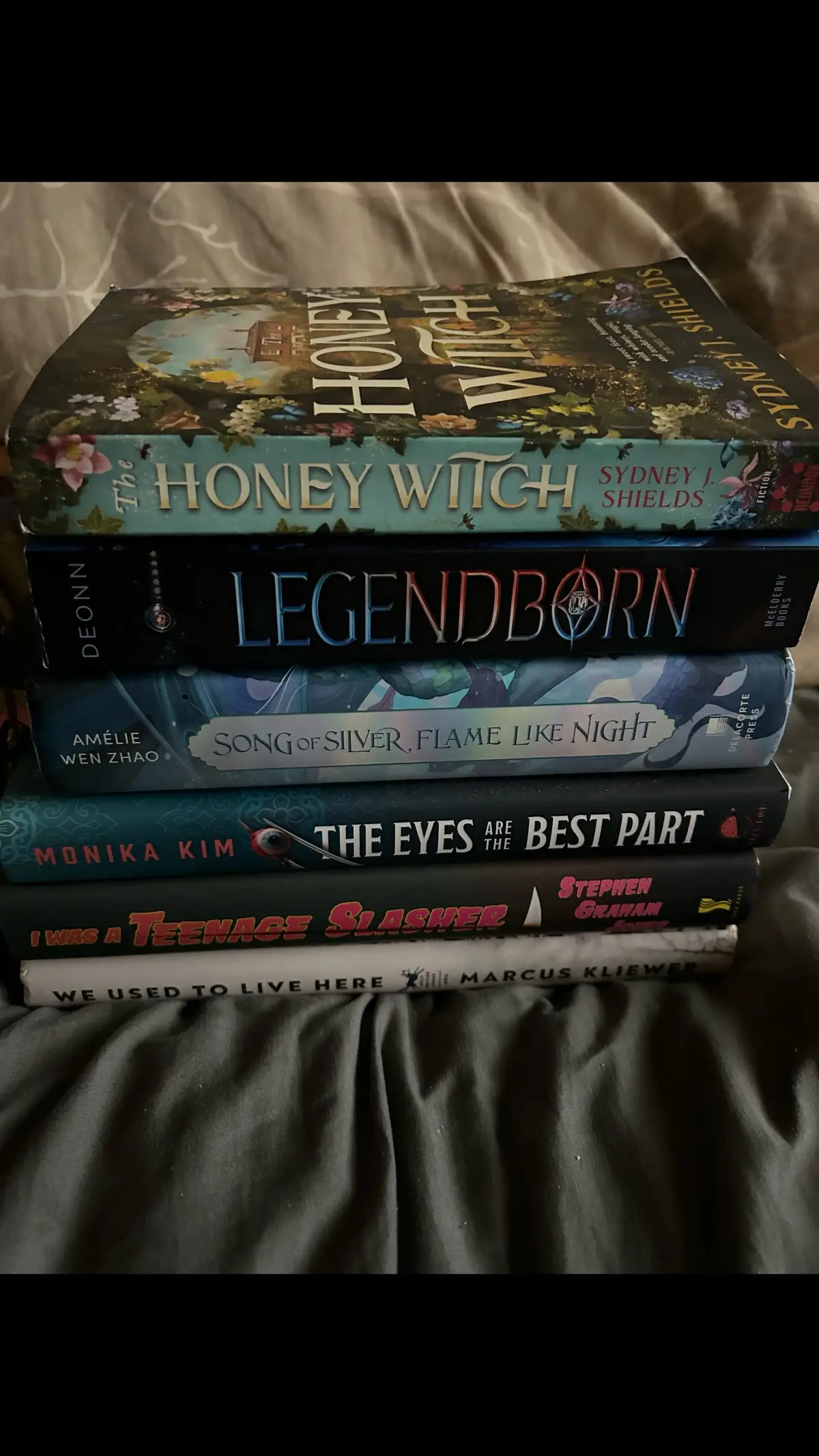 All the books I’ve started in the past few months! My goal is to finish them all before January of next year! 📚📚📚 #thehoneywitch #sydneyjshields #legendborn #tracydeonn #songofsilverflamelikenight #ameliewenzhao #theeyesarethebestpart #monikakim #iwasateenageslasher #stephengrahamjones #weusedtolivehere #marcuskliewer #BookTok 