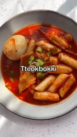 Making tteokbokki while answering some of the most asked questions about it! #cookwithme #koreanfood #tteokbokki #lovenextdoor #kdrama #EasyRecipes 