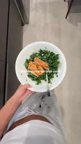 In my cooking era that i enter arleast twice a month 👩🏻‍🍳👩🏻‍🍳 #salmonkalesalad #kalesalad #saladrecipe #healthydinner 