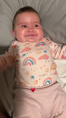 Las mil caras que hace emilia cads vez que la abanico. COMO NO AMAR A ESTA BEBE  #risas😂😂😂 #milcaras🤣 #bebes #bebestiktoks #funnyvideos #babygirl #nicetime #memories #recuerdos #today #beforebed 