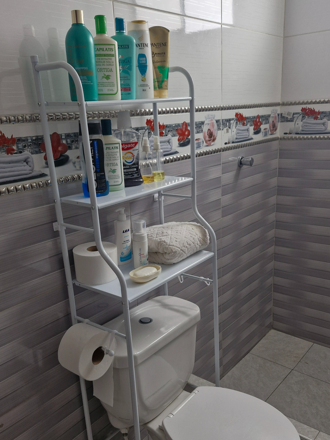 ¡Organiza tu baño con estilo y funcionalidad! 💧✨ Con el nuevo Estante de Baño de Epicentro, ahorra espacio mientras mantienes todo en su lugar. Perfecto para tus toallas, jabones y accesorios. 🛁💼  ¡Haz de tu baño un espacio práctico y moderno! 😍  #organización #EstiloEnCasa #Epicentro #bañosmodernos #estantedebaño #modernidad #hogar #casa #ventaalpormayorymenor #peru #lima #enviosnacionales