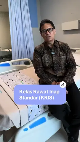 #BGS menjelaskan apa itu KRIS? Sampai 30 Juni 2025, seluruh rumah sakit di Indonesia akan berbenah mempersiapkan fasilitas Kamar #KRIS Kelas Rawat Inap Standar. Perbedaan kelas dari @bpjskesehatan_ri akan ditiadakan. Ruang rawat inap KRIS ini memiliki 12 syarat. Dalam 1 ruangan, akan terisi maksimal 4 pasien, dilengkapi dengan tirai sebagai divider privasi, kamar mandi dalam dan ada kursi sofa penunggu pasien. Di seluruh 6 gedung KIA #RSKemenkes yang sudah kami resmikan, fasilitas kamar KRIS sudah siap dirasakan para calon pasien. Semoga, dengan kebijakan baru ini dapat memberikan layanan kesehatan yang lebih nyaman pastinya. #BudiGunadiSadikin #BudiGemarSharing #MenteriKesehatan #KemenkesRI