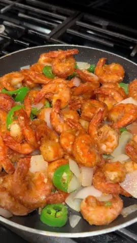 Who likes buffet style shrimp?? 😋 Our dinner tonight! Didn’t get to record, but I will make a video soon!! #shrimp#camarones #camaroneschinos #delicioso 