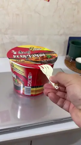 Turns out that's how the instant noodle fork works. #creative #instantnoodle #goodidea #clever #insteresting #nice #fork #entertainment #havefun #enjoy #amazingChinesepeople #happylife #share Credit to Waxilihahaha on Douyin.