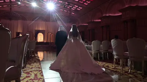 تحبون الفيرست لوك ؟ اللقطات تطلع عفوية 😭♥️♥️. #tiktokviral #wedding #fyp #مصورة_عرايس #explore 