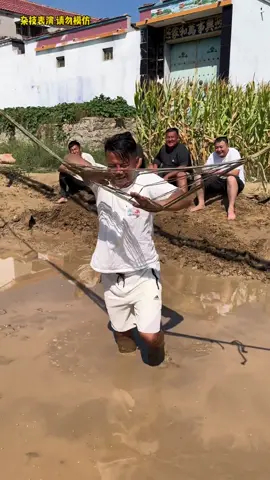 The most difficult hammock to lie on in the history of the Mud Puddle Balance Challenge! #MAN SIMPLE HAPPINESS #BALANCE CHALLENGE #The highest realm of playing in the mud #2024 #foryou 