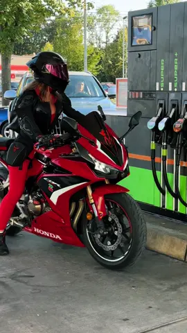 Mein Baby hat Hunger 😃❤️✌️🫶🏍️ #bikergirl #foryou #fipシ #bikelife #motorcycle #zicherrymoto #hondacbr500r #bike #motorrad 