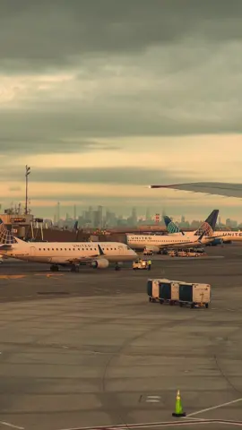 Is there anyone else out there who thinks that airports are soo pretty? ✈️✨🥹🤍👩🏻‍✈️@United Airlines  . . . . #airport #ewr #airplanes #newarkairport #unitedairlines #aviation #cinematic #flughafen #travel #planespotting #usa🇺🇸 #aviationlover #aviationdaily 