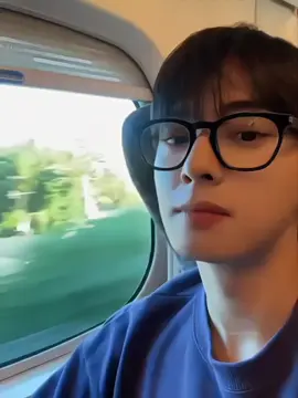 (Fromm update) this man is so cute even he just do some normal emotional 😚🫶🏻💕  eunwoo is in the  train in Japan  #chaeunwoo #leedongmin #차은우 #leesuho #truebeauty #fyp #foryou #viral #xyzbca #eunwoo_jame @차은우 
