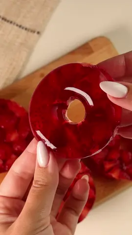 Já salva para quando quiser fazer! 🍓✨ Cortei alguns pedaços de morango 🍓, mais ou menos um copo cheio. Usei 1 pacotinho de gelatina sem sabor e uma de gelatina zero de morango, diluido em 500ml de água quente Ela ficou super firme e saborosa! 💗💗💗 Ajuda muito na vontade de comer um docinho, e no lanche da tarde pras crianças! 