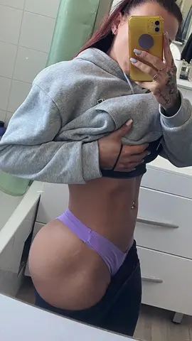 Et parce que les clichés persistent : 🩷 Non, augmenter sa consommation de protéines n’engendre absolument pas de problèmes rénaux  (sauf si de base, tu en as déjà !) 🩷 Non, consommer de la whey n’est pas de la triche ni du dopage, ça t’éviteras surtout de sortir ton big filet de poulet de ta poche, à ta pose de 16h au taff 😅 Bisous   #fitgirl #perdredupoids #coachsportive #fitnessgirl 
