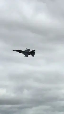 4 Netherlands 🇳🇱 F-16 Vipers wing waving heading home on departure Monday from 2024 RIAT! 📸 @Tori Trigo #netherlands #netherlands🇳🇱 #netherlandsairforce #f16 #f16fightingfalcon #f16viper #riat2024 #raffairford #airtattoo #royalinternationalairtattoo #uk #unitedkingdom #airplane #airplanes #military #militaryaviation #planespot #planespotting #planespotter #fighterjet #avgeek 