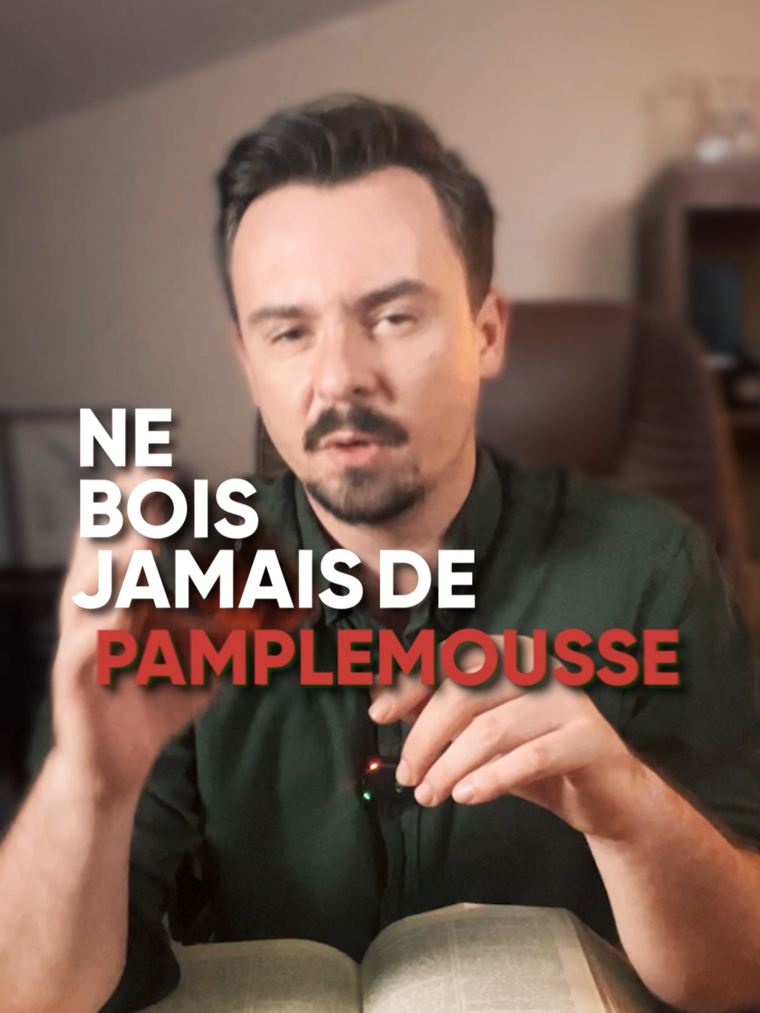 🍊🍑 Vaut mieux éviter ces agrumes quand on prend des médicaments (et surtout les antidépresseurs comme la Sertraline) 👇 Je parle bien-sur du Pamplemousse et du Pomelo, des agrumes appréciés pour leur goût et ses nombreuses vertus pour la santé. Il est riche en vitamine C et en anti-oxydant. Mais dans leurs entrailles se trouvent d'autres molécules plus problématiques : les furanocoumarines. Des substances qui vont diminuer l'élimination des médicaments et donc augmenter le risque de survenu d'effets secondaires et de surdosages. #pamplemousse #médicament #antidepresseur #apprendresurtiktok #pomelo #antidepresseurs #sertraline #effetsindesirables #effetssecondaires #etudianteinfirmière #medicalstudent #pharma #pharmastudent