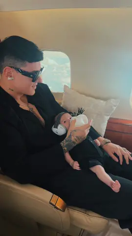 Gracias Dios mío por tocar mi vida, de estar en el avión tomando champagne a hacer un cambio total y estar junto a mi hermosa prometida, dándole teterito a Kristopher, comiendo saludable y sin ningún tipo de exceso. Mi gente hoy quiero compartir algo muy especial con ustedes. Mi vida cambió de una manera increíble cuando Dios tocó mi corazón. En un momento de incertidumbre y búsqueda, su amor me llenó y me dio una paz que nunca antes había conocido. Desde ese día, todo lo que hago tiene un propósito mayor y cada paso que doy está guiado por su mano. El amor de Dios no solo me transformó a mí, sino también la forma en que veo a los demás y al mundo. Me ha dado la fuerza para superar desafíos y la gratitud para disfrutar cada bendición. Si estás pasando por un momento difícil o simplemente buscando algo más en tu vida, te invito a abrir tu corazón. Dios está ahí, esperando tocar tu vida como lo hizo con la mía. Bendiciones para todos.