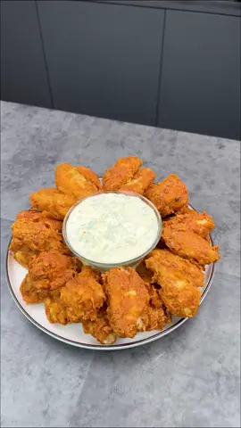 Крылышки KFC Крылышки 1 кг Мука 300гр Соль Красный Перец  Паприка Сухой чеснок  Раст масло Для соуса  Сметана Майонез Укроп, петрушка Чеснок Соленый огурец