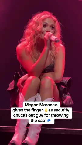 @Megan Moroney is a legend giveing the finger to the fan after he threw his hat at her 🖕🧢🫣##meganmoroney##meganmoroneymusic##meganmoroneyconcertoutfit##meganmoroneytour##fyp##quickreactions##dodge##fypage##finger##middlefingerup##ledgend##allblack##liveconcert##countrymusic