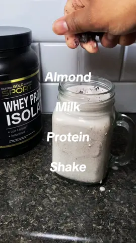 This almond milk protein shake didnt even need the stevia #almondmilk #proteinshake #proteinshakes #cookiesandcream #cookiesandcreamprotein #almondmilkproteinshakes #protein 
