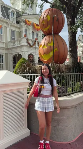 the fall decor makes me so happy 🎃🫶🏼 #fall #disney #disneyworld #disneytok #florida #OOTD #outfitinspo 